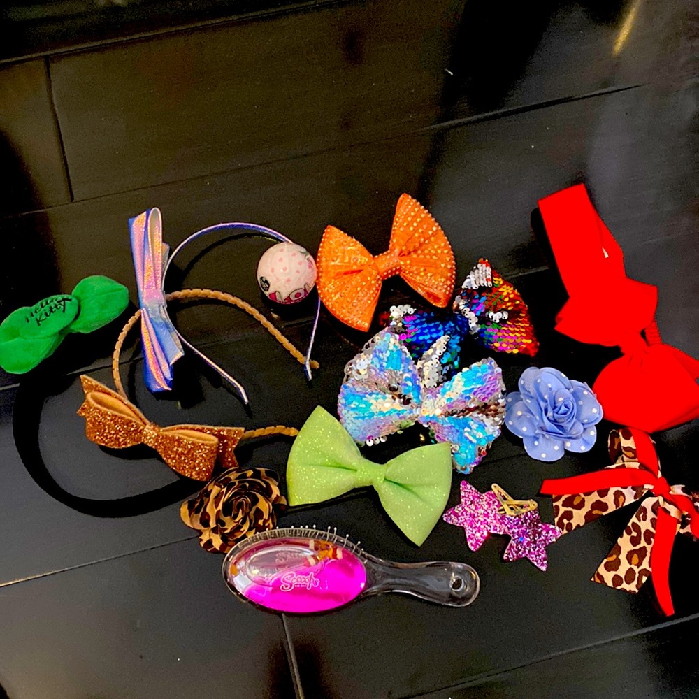 📌SOLD📌.  Lot of 13 Girls Hair Accessories.